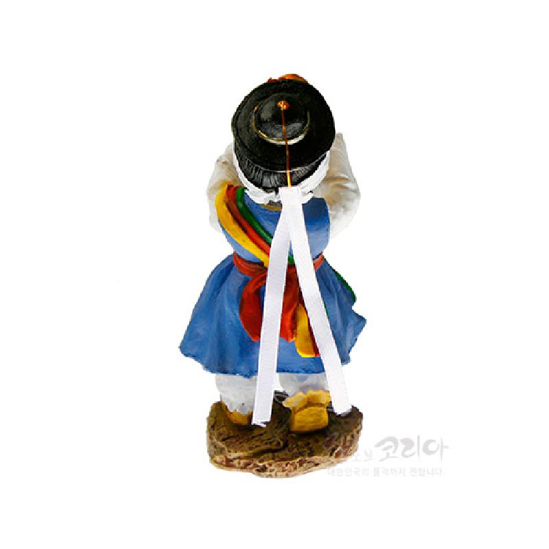 파란 색동옷과 흑색 전통 모자, 흰 띠 장식이 특징인 태평소 연주자 인형.