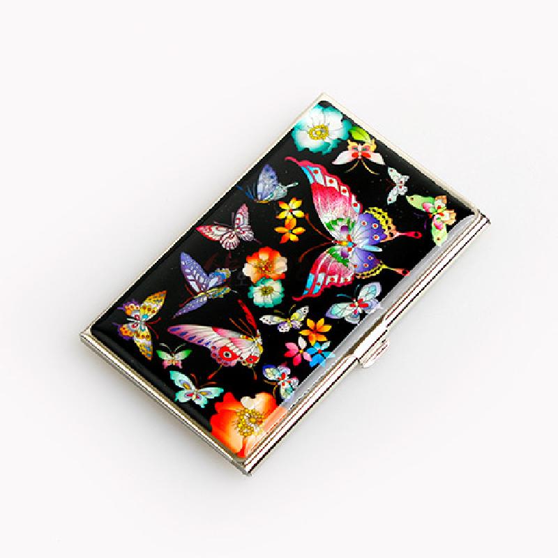 검은 바탕에 다채로운 자개 상감 호랑나비와 꽃 문양을 넣은 금속 테두리 명함케이스. 검은 바탕에 다채로운 자개 상감 호랑나비와 꽃 문양을 넣은 금속 테두리 명함케이스.