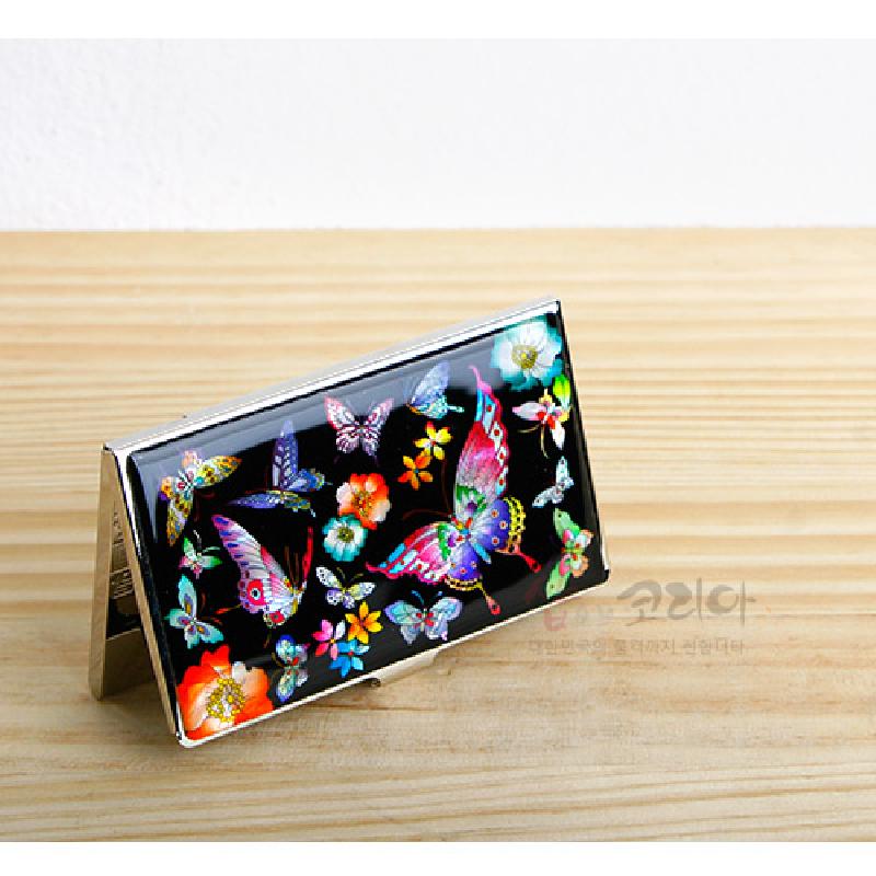 검은 바탕 위에 자개 상감 기법으로 화려한 호랑나비와 꽃문양을 배치한 금속 명함케이스. 검은 바탕 위에 자개 상감 기법으로 화려한 호랑나비와 꽃문양을 배치한 금속 명함케이스.