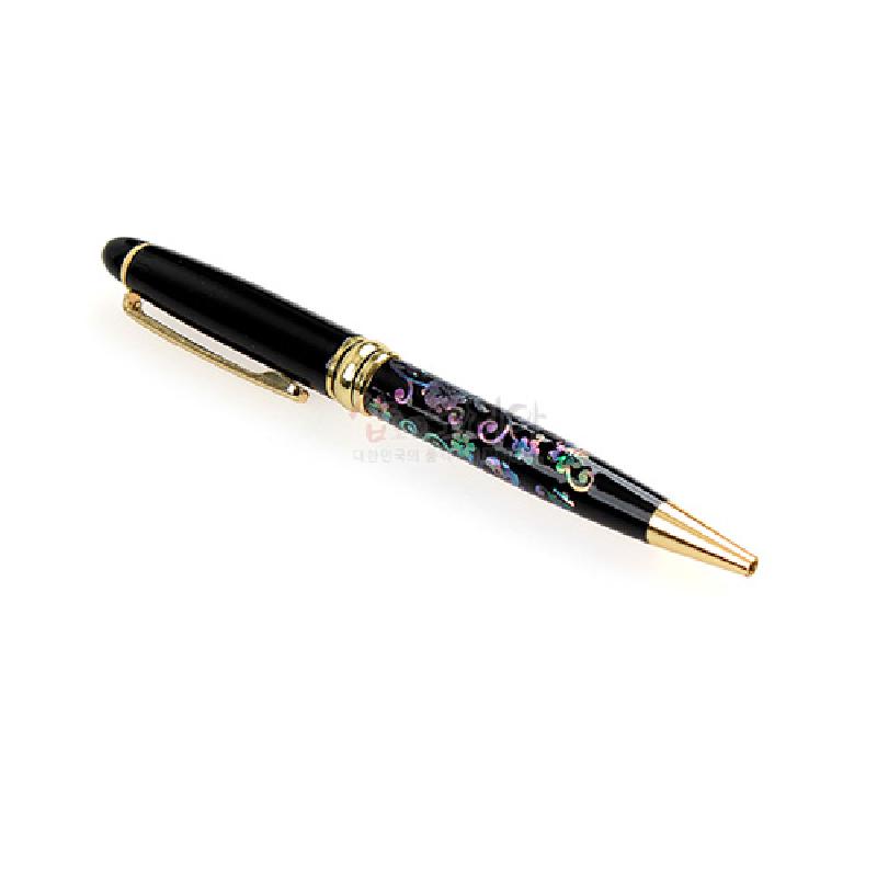 검은 옻칠 바탕에 자개 상감 당초무늬가 장식된 볼펜, 금빛 메탈 마감과 클립 장식이 돋보이는 필기구.