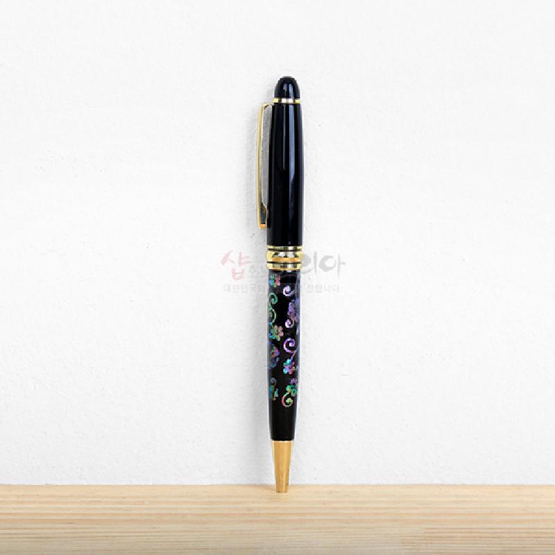 검은 옻칠 바탕에 자개 상감으로 표현된 다채로운 당초무늬와 금색 금속 장식을 조합한 볼펜.