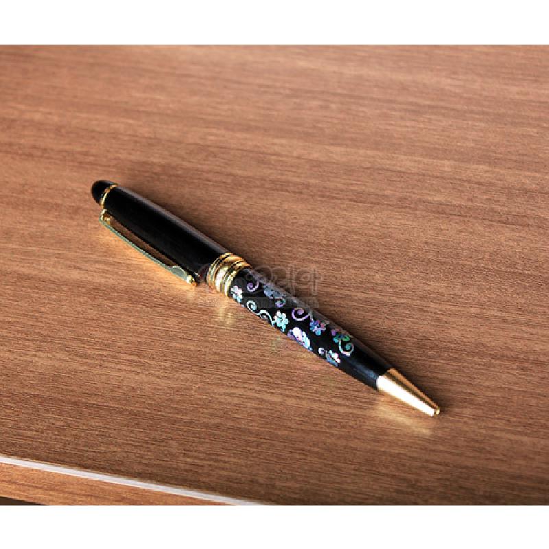검은 옻칠 바탕에 자개 상감으로 당초무늬를 새기고 금속 장식을 더한 고급 볼펜.