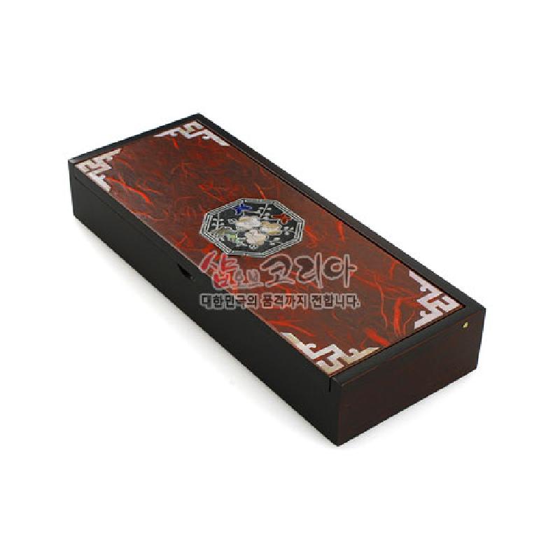 적색 한지 표면 위 자개 매화 문양과 흰색 기하학적 모서리 장식이 있는 직사각형 자동필함.