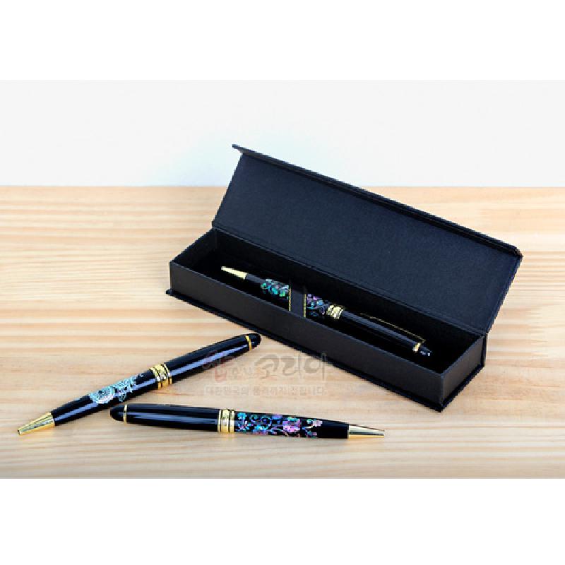 검은 옻칠 바탕에 은은한 자개 상감 당초무늬를 넣고 금속 금장 장식을 더한 볼펜 세트.