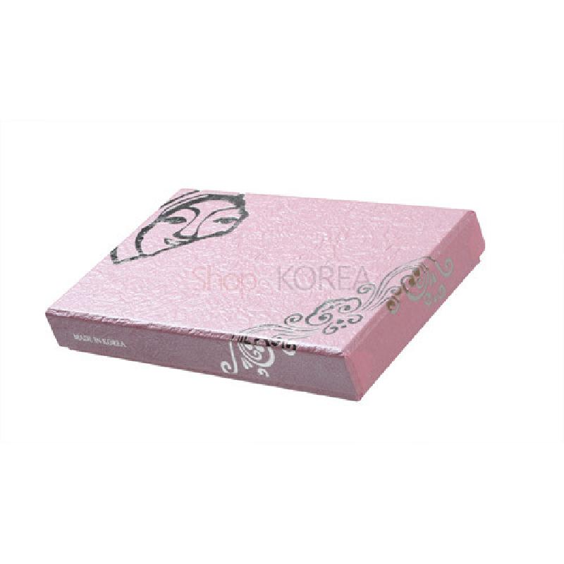 연분홍 색상의 사각 종이 상자에 은색 전통 문양과 얼굴 실루엣이 인쇄된 포장 디자인
