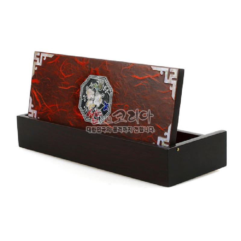 적색 한지 배경 위 자개 매화 문양과 금속 장식 모서리가 어우러진 나무 재질 자동 필통함.