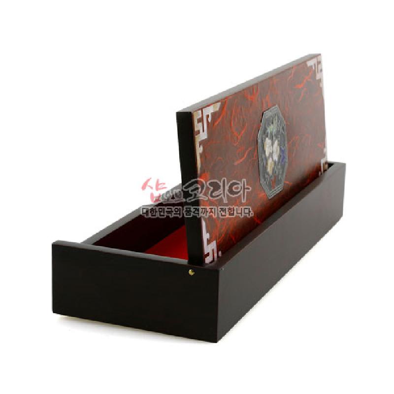 적색 한지로 마감된 자동필함 상판에 매화 자개 문양과 흰색 전통 문양 테두리가 장식된 나무 필함.