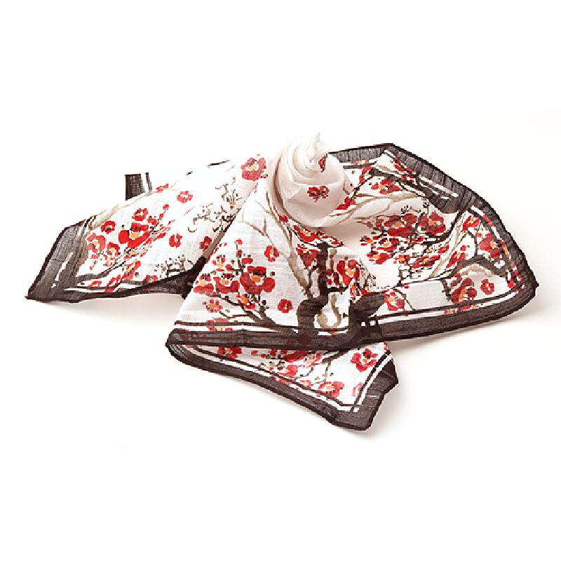 붉은 매화 가지와 꽃을 세밀하게 인쇄한 흰 바탕의 손수건, 짙은 갈색 테두리 장식이 돋보이는 디자인. 붉은 매화 가지와 꽃을 세밀하게 인쇄한 흰 바탕의 손수건, 짙은 갈색 테두리 장식이 돋보이는 디자인.