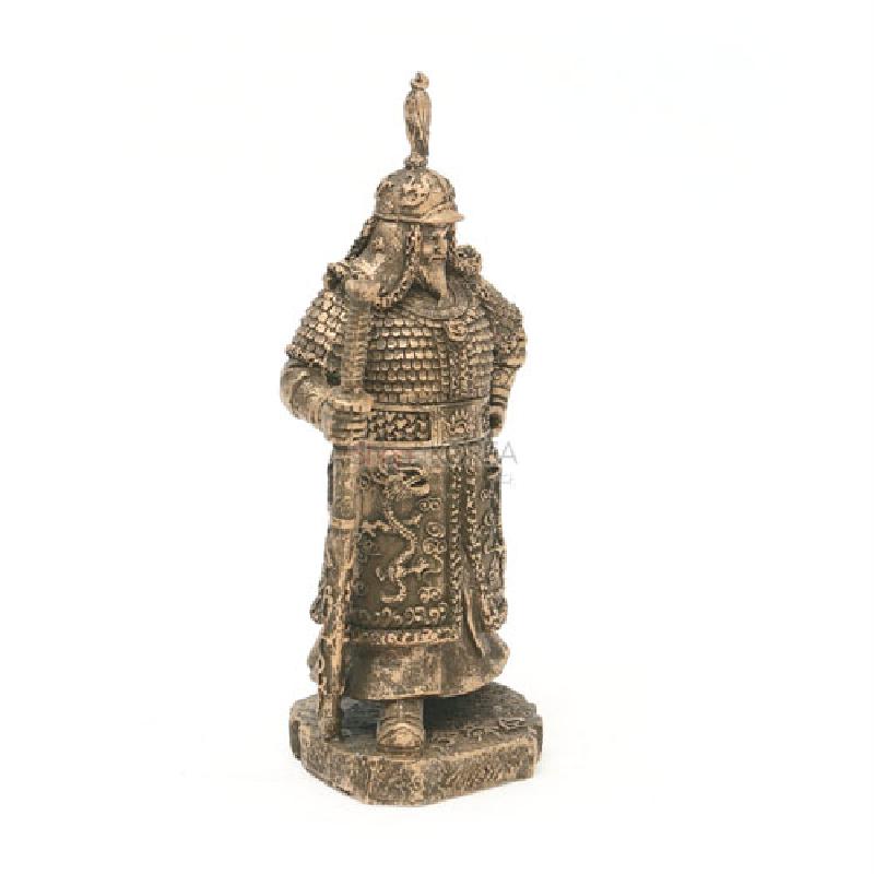 황동색 금속 재질로 제작된 장군 형상의 조각상, 갑옷의 세밀한 비늘무늬와 용 문양 장식이 특징인 인형. 황동색 금속 재질로 제작된 장군 형상의 조각상, 갑옷의 세밀한 비늘무늬와 용 문양 장식이 특징인 인형.