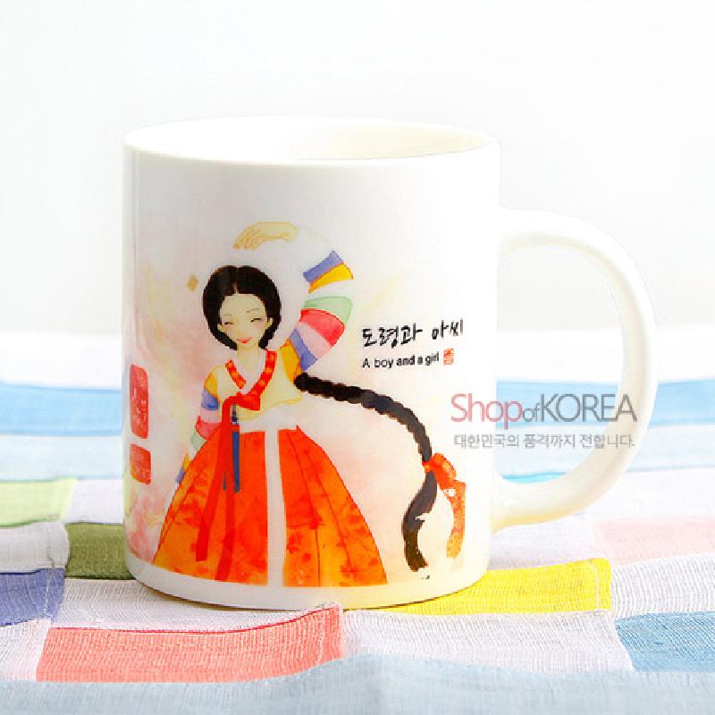 한복 입은 아씨 일러스트와 오방색 소매, 붉은 치마 문양이 특징인 세라믹 머그컵.
