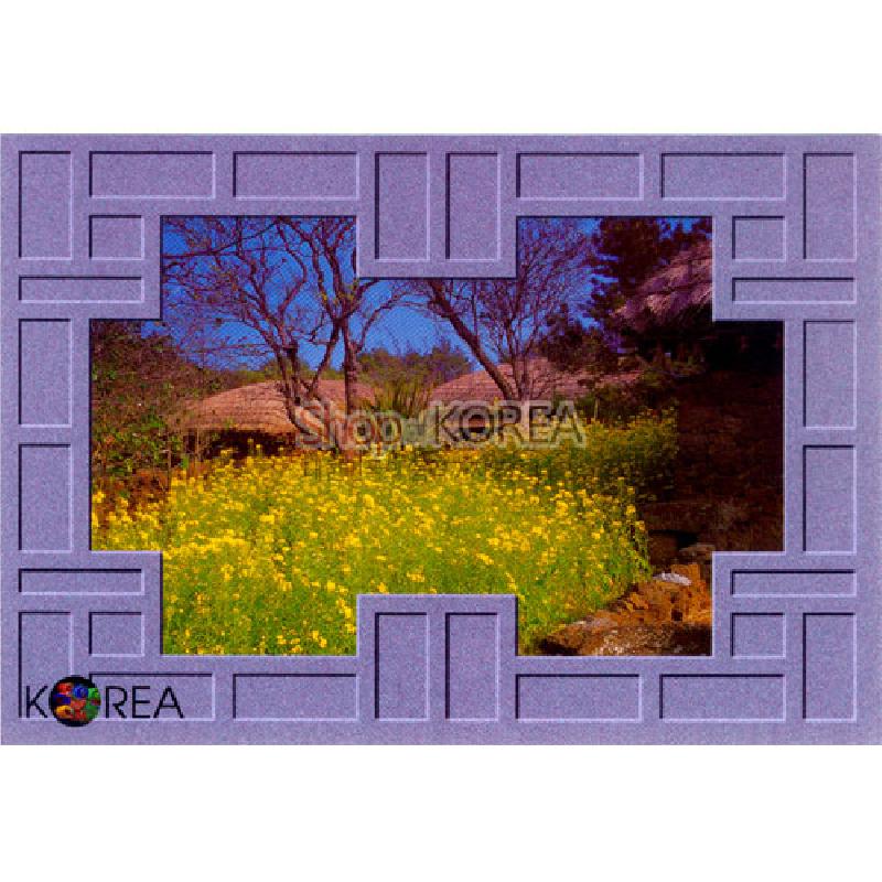 보라색 한지 느낌의 창살 무늬 테두리와 초가집·유채꽃 풍경 사진이 어우러진 전통풍 엽서.