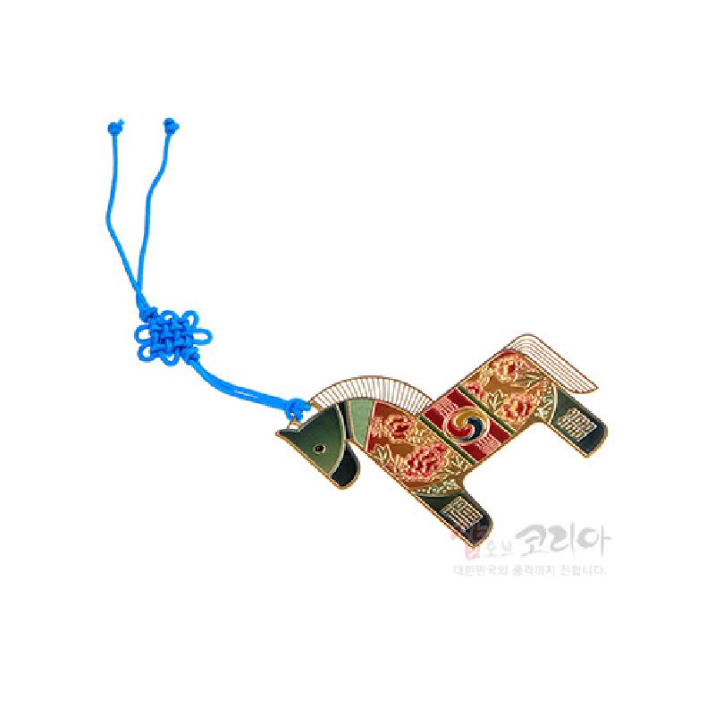 금속 재질의 말 형상 책갈피에 붉은색·녹색 채색과 꽃문양, 태극 문양 장식, 청색 전통 매듭 끈이 연결된 디자인.