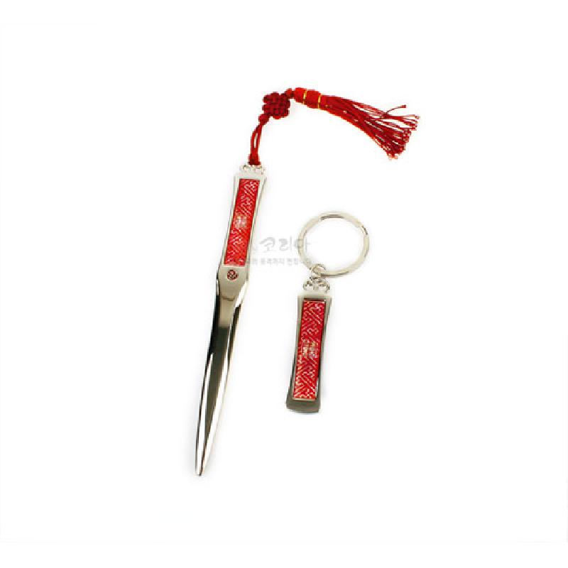 붉은색 바탕에 전통 희문 기하학 문양을 넣은 금속 재질의 편지칼과 열쇠고리 세트. 붉은색 바탕에 전통 희문 기하학 문양을 넣은 금속 재질의 편지칼과 열쇠고리 세트.