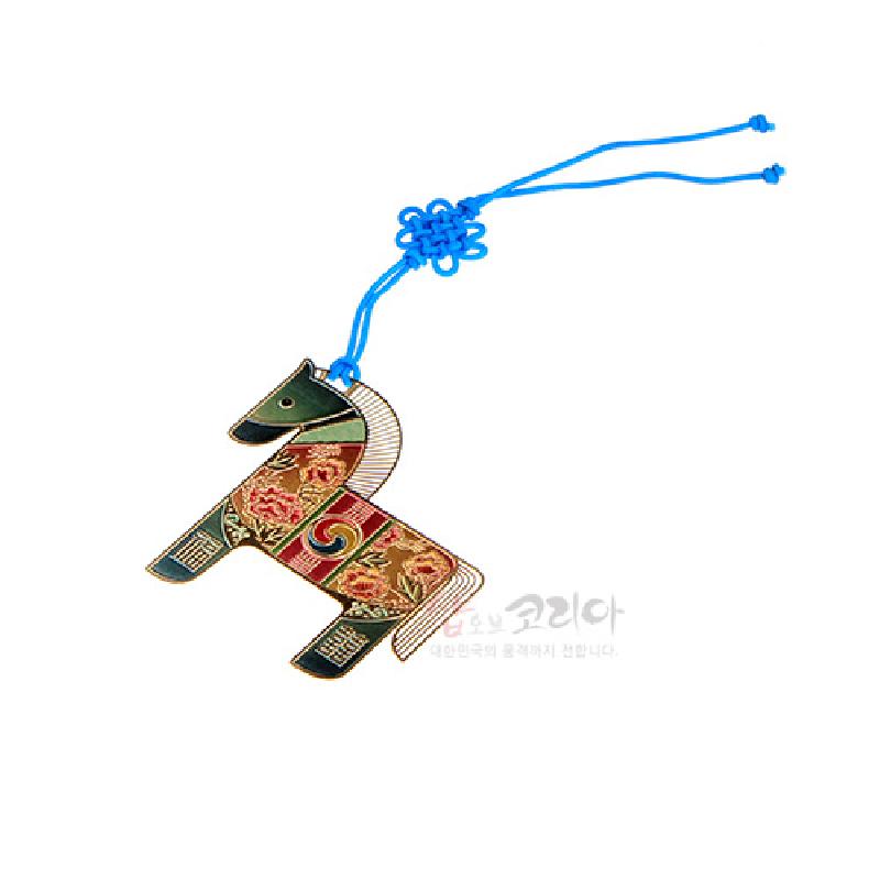 금속 재질의 말 형상 책갈피에 칠보 기법과 꽃문양, 태극문양을 넣고 파란 전통 매듭 끈을 더한 디자인.