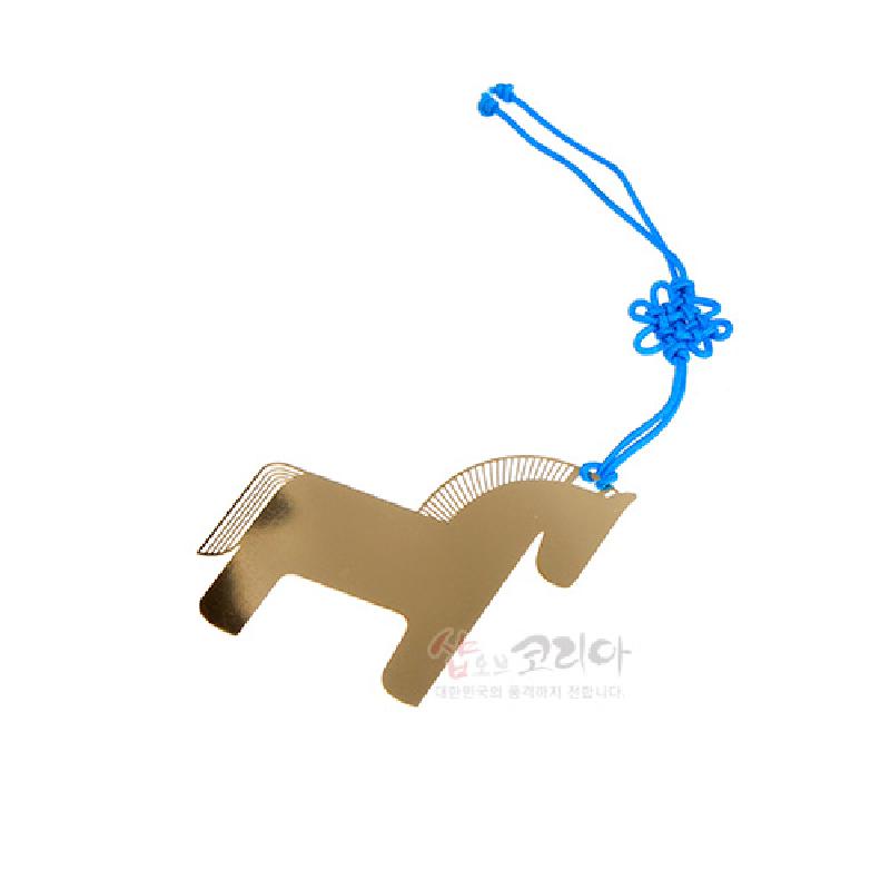 금장 금속으로 말 형상을 단순화한 책갈피와 선명한 파란색 전통 매듭끈 장식이 조화를 이룬 디자인.