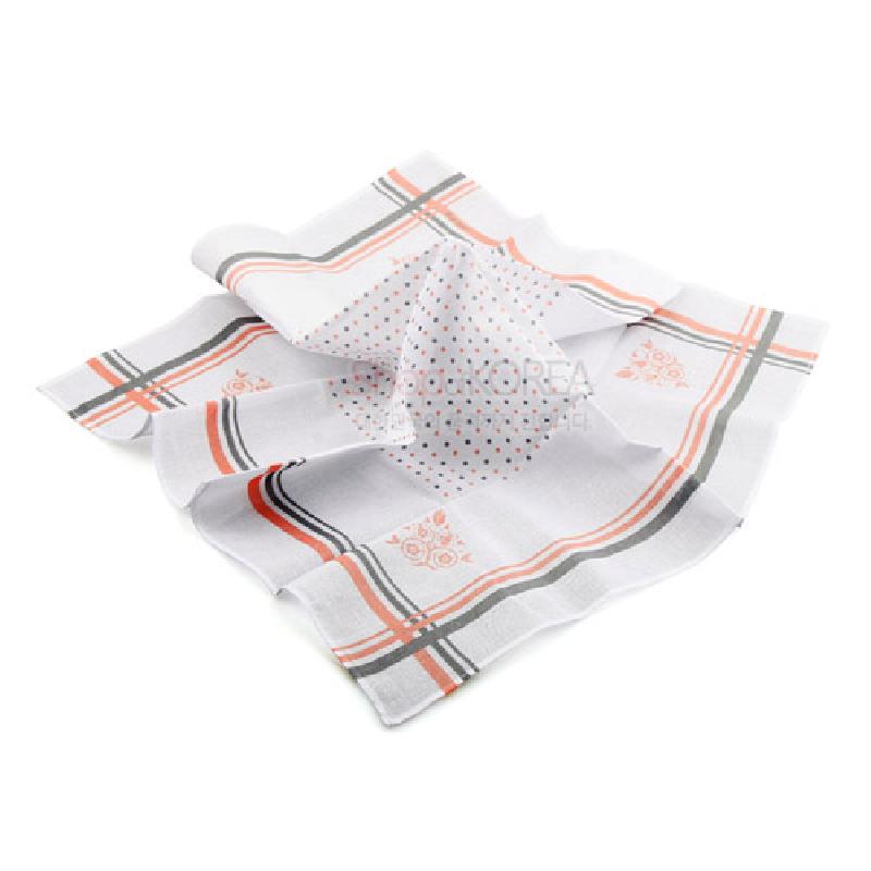 흰색 천 소재에 주황·회색 체크 라인과 가운데 도트 무늬, 모서리 꽃 장식이 더해진 손수건.
