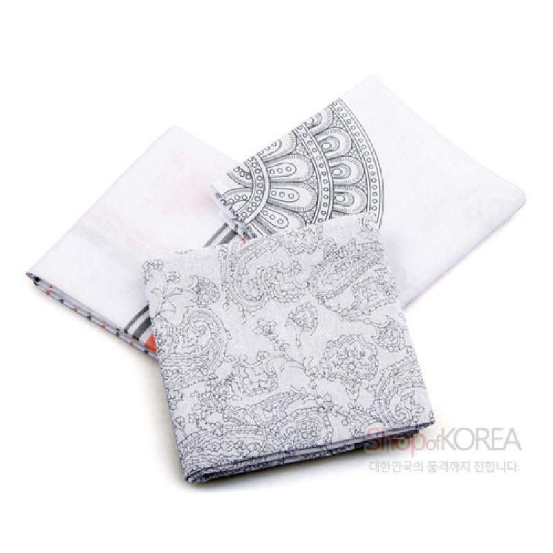 흰색 한지 재질에 섬세한 도트 라인으로 표현된 페이즐리와 기하학 문양이 인쇄된 손수건.