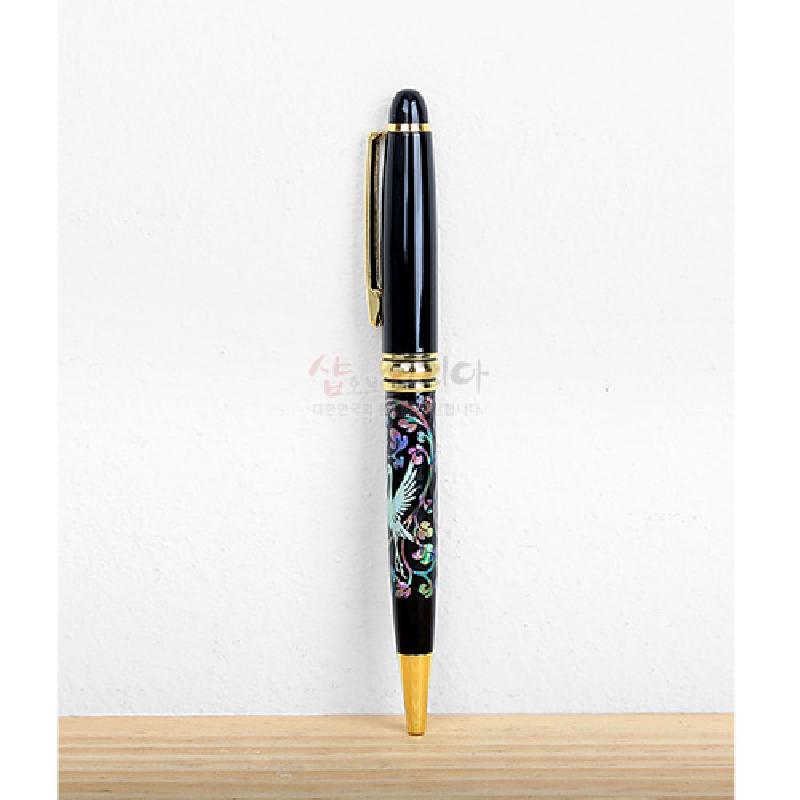 검정 옻칠 바탕에 자개 상감으로 당초문과 학 문양을 넣고 금색 메탈 장식을 더한 볼펜.