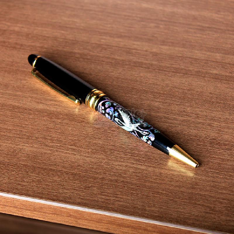 검은 옻칠 바탕에 자개 상감으로 학과 당초문을 수놓고 금색 금속 장식을 더한 볼펜.