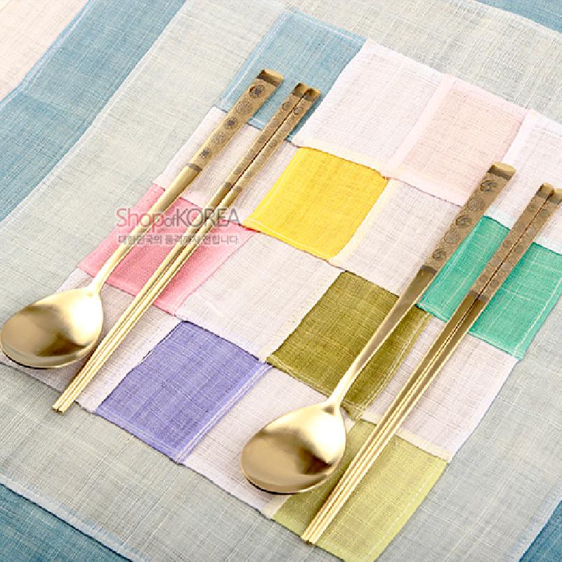 티타늄 재질의 황금빛 수저와 젓가락 2인 세트, 손잡이에 십장생 문양이 새겨진 금속 수저세트.