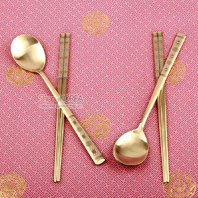 티타늄 재질의 숟가락과 젓가락 2인 세트, 손잡이에 십장생 문양 양각 장식이 특징인 금속 수저세트.