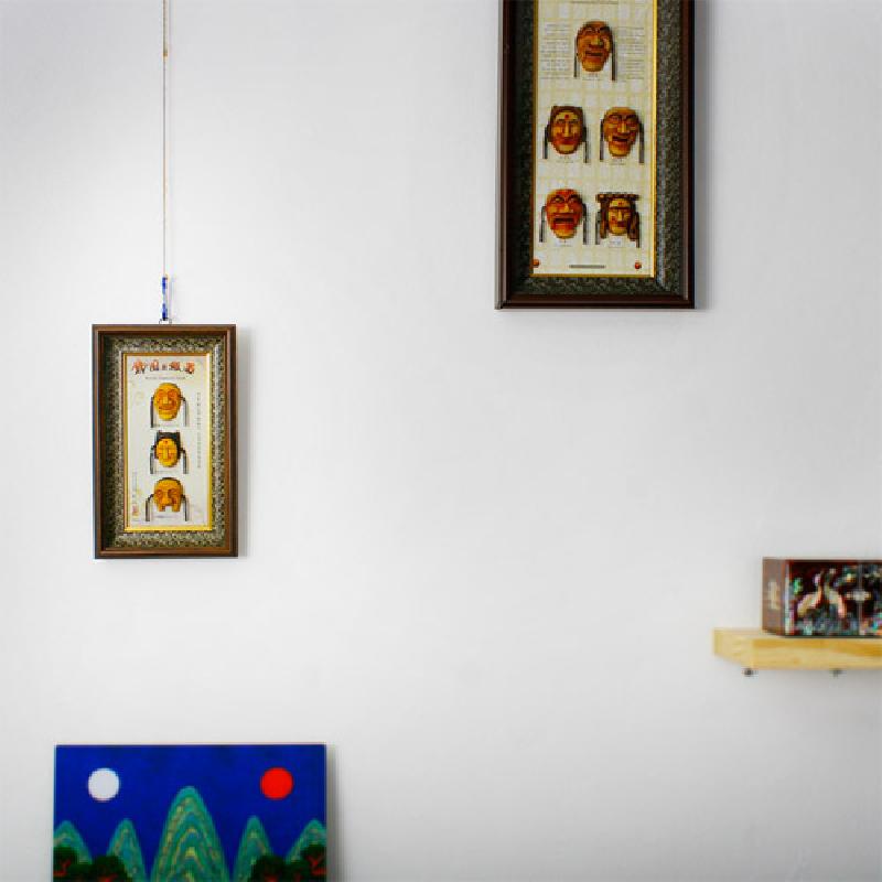 나무 재질의 세로 직사각 액자에 전통 하회탈 3형이 부착된 장식, 연한 베이지 바탕과 갈색 액자 테두리 장식. 나무 재질의 세로 직사각 액자에 전통 하회탈 3형이 부착된 장식, 연한 베이지 바탕과 갈색 액자 테두리 장식.