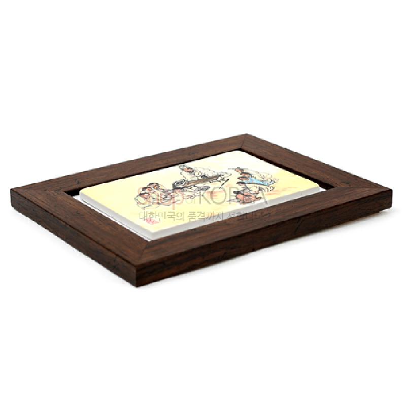 짙은 목재 프레임에 담긴 서당 풍속 민화 삽화가 특징인 직사각형 도판 액자.