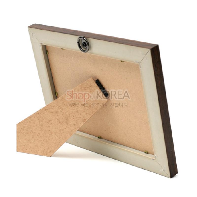 나무 재질과 MDF 보드로 구성된 직사각형 액자 뒷면, 세워두기용 받침대와 걸이 고리가 있는 실용적 구조의 도판액자