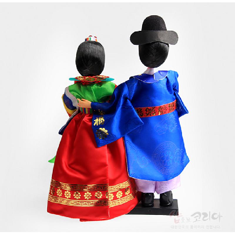 비단 소재의 신랑 신부 한복인형, 청색과 홍색 대비 색감과 금사 전통 문양 수가 돋보이는 장식 인형.