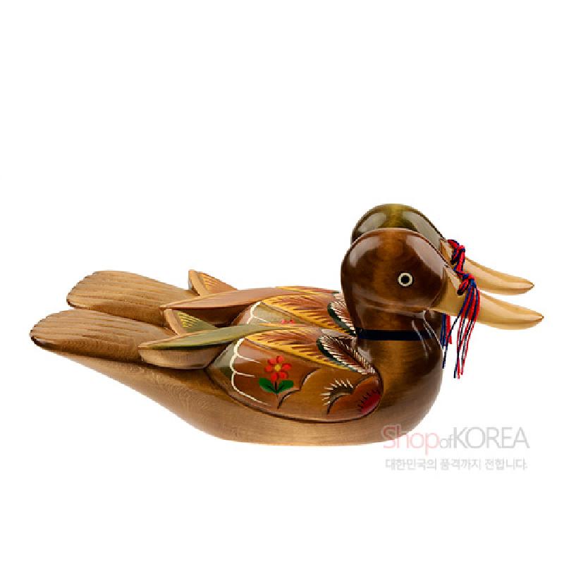원목 재질에 옻칠 처리된 오리 형태 목각 장식, 꽃과 깃털 문양 채색과 청홍색 매듭 장식이 특징인 공예품.