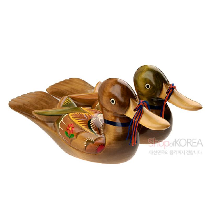나무 재질의 소형 원앙 목각에 채색 기법으로 꽃과 깃털 문양을 넣고, 붉은·남색 실 매듭 장식을 더한 전통 장식품.