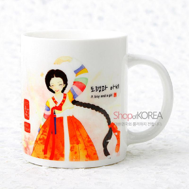 한복 입은 아씨 일러스트와 다채로운 색동저고리 문양이 인쇄된 도자기 머그컵.