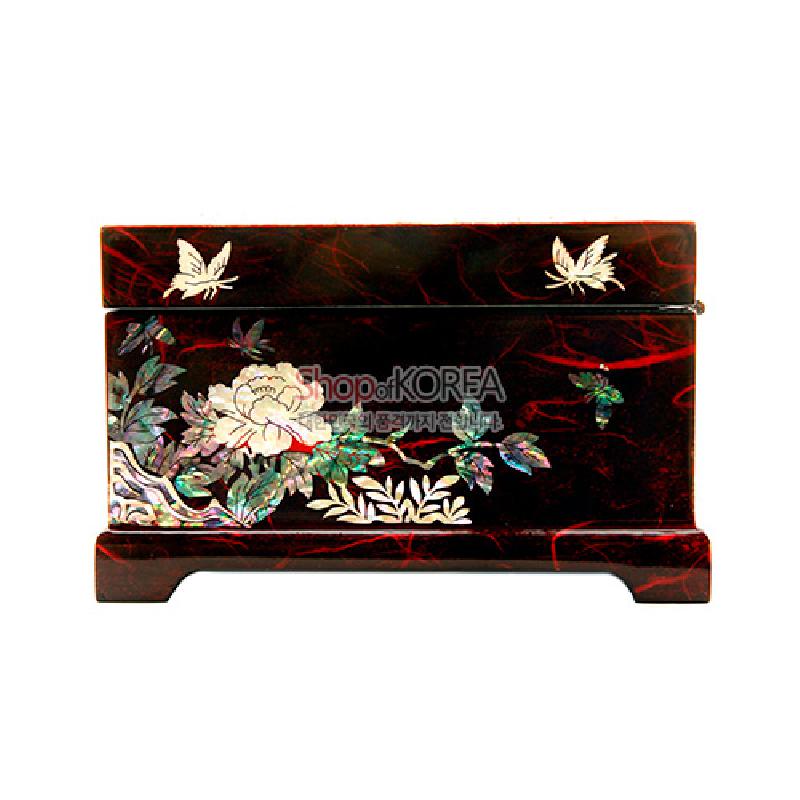붉은 옻칠 바탕 위에 자개 상감으로 표현한 목단꽃과 나비, 잎사귀 문양이 어우러진 보석함.