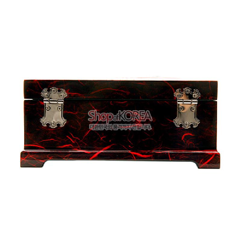 짙은 흑적색 옻칠 바탕에 붉은 마블 무늬와 금속 장석이 조화를 이룬 직사각형 보석함.