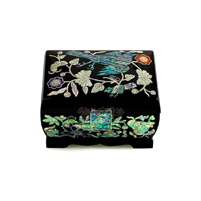 검은 옻칠 바탕에 자개 상감 기법으로 화조문을 섬세하게 표현한 유광 마감 보석함. 검은 옻칠 바탕에 자개 상감 기법으로 화조문을 섬세하게 표현한 유광 마감 보석함.