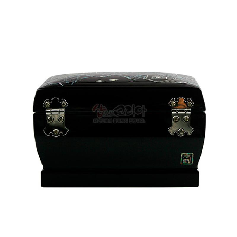 검은 옻칠 바탕에 자개 상감으로 화조문을 장식하고 금속 장석으로 포인트를 준 유광 굴림 보석함. 검은 옻칠 바탕에 자개 상감으로 화조문을 장식하고 금속 장석으로 포인트를 준 유광 굴림 보석함.