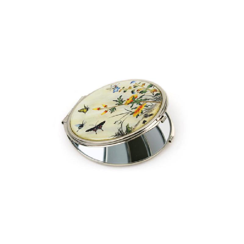 금속 테두리에 화초와 곤충이 정교하게 채색된 초충도 문양 상감 장식의 원형 손거울.