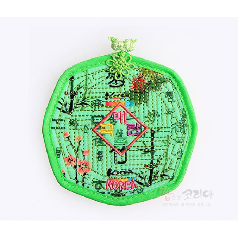 연두색 비단 누비 기법 바탕에 매란국죽 문자와 꽃 문양 자수, 상단 매듭 장식이 있는 팔각 컵받침. 연두색 비단 누비 기법 바탕에 매란국죽 문자와 꽃 문양 자수, 상단 매듭 장식이 있는 팔각 컵받침.