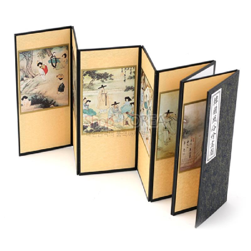 실크 재질의 8폭 미니 병풍에 신윤복 풍속화 인쇄와 금빛 바탕, 흑색 테두리가 조화된 장식품.