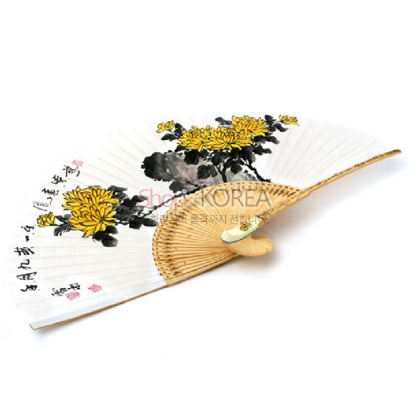 대나무살과 흰 종이 위에 먹과 노란 채색으로 국화와 서예가 그려진 전통 합죽선.