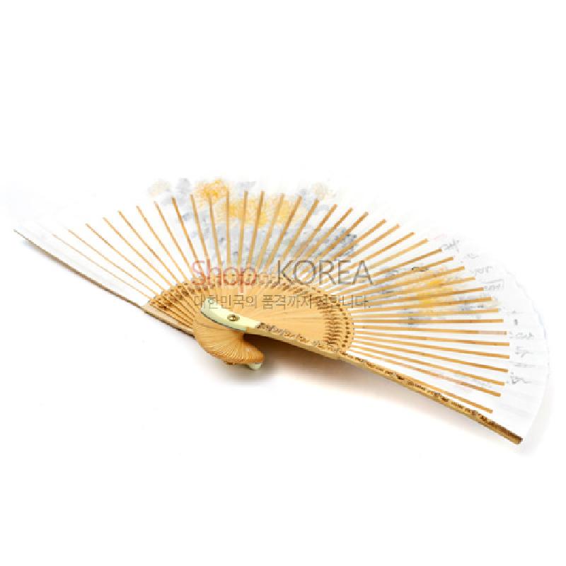 대나무 살과 흰 한지 위에 수묵담채 기법으로 국화와 먹글씨가 그려진 전통 합죽선.