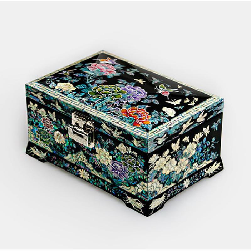 흑색 옻칠 바탕에 자개 상감 기법으로 화조와 나비, 꽃문양을 섬세하게 장식한 금속 잠금장치 보석함. 흑색 옻칠 바탕에 자개 상감 기법으로 화조와 나비, 꽃문양을 섬세하게 장식한 금속 잠금장치 보석함.