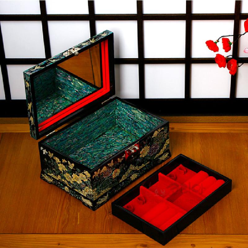 흑색 옻칠 위 자개 상감으로 화조와 나비 문양을 장식하고, 내부는 거울과 붉은 벨벳 보석 정리 트레이가 포함된 보석함. 흑색 옻칠 위 자개 상감으로 화조와 나비 문양을 장식하고, 내부는 거울과 붉은 벨벳 보석 정리 트레이가 포함된 보석함.