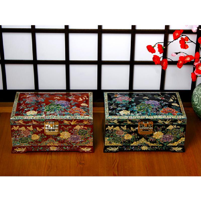 흑색 옻칠 바탕에 자개 상감 기법으로 화조와 나비 문양을 정교하게 장식한 직사각 보석함. 흑색 옻칠 바탕에 자개 상감 기법으로 화조와 나비 문양을 정교하게 장식한 직사각 보석함.