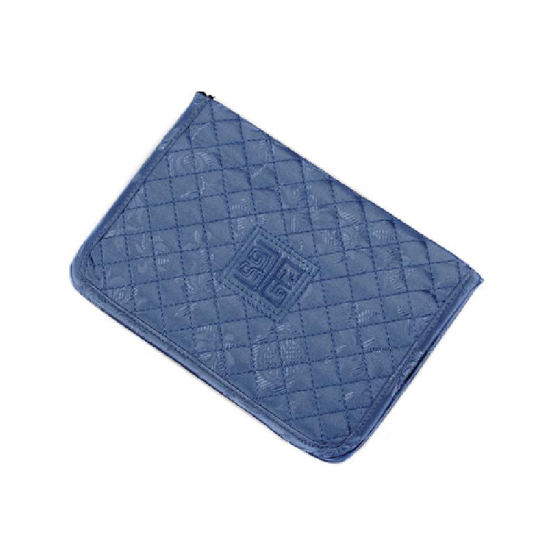 청색 패브릭 소재에 누빔 기법을 적용하고 중앙에 전통 길상문 문양을 넣은 여권지갑.