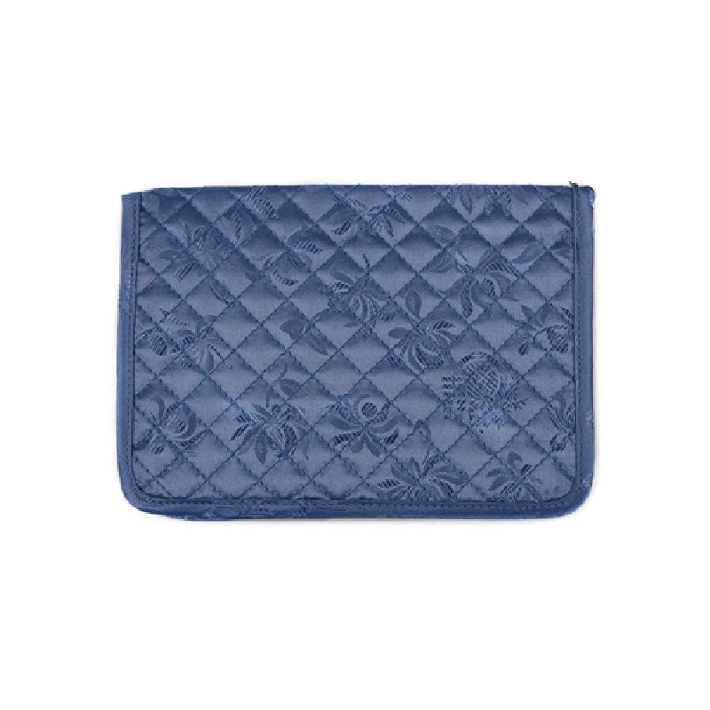 청색 비단 소재에 다이아몬드 누빔 기법을 적용하고 꽃과 리본 문양을 넣은 여권 지갑.