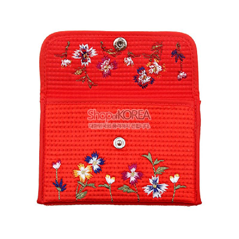 적색 누비 천을 사용하고, 다채로운 색실로 꽃과 줄기 자수를 놓은 금속 똑딱이 단추 장식 동전지갑.
