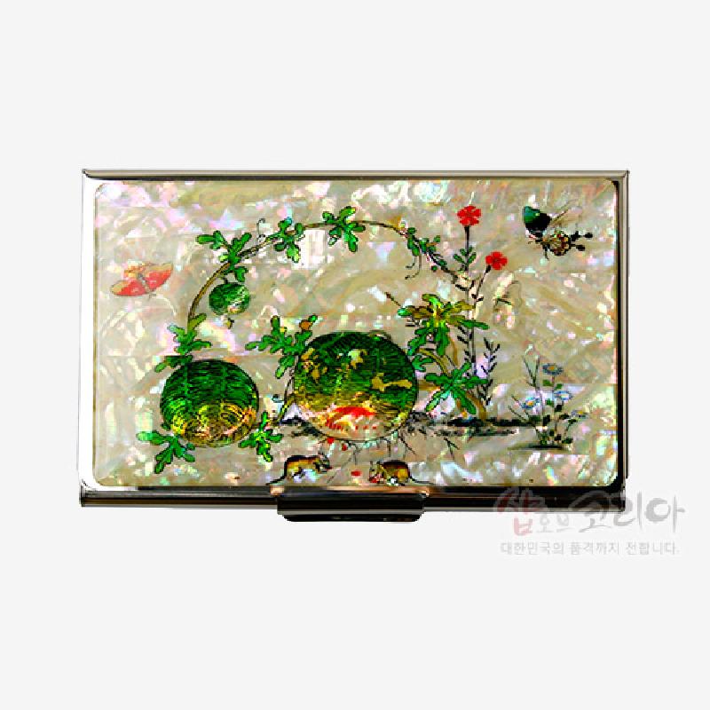 자개 바탕에 옻칠 처리된 금속 명함집, 초충도 수박과 곤충, 꽃 문양의 화려한 색채 장식.