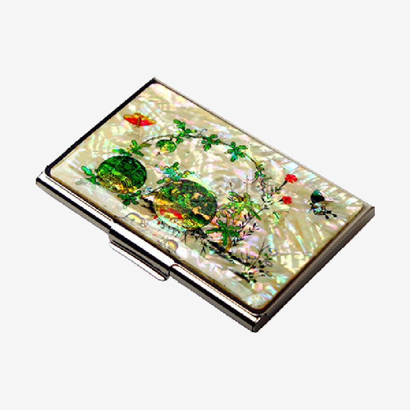 자개 바탕 위에 초충도 수박과 꽃, 곤충 문양을 색채 상감 기법으로 표현한 금속 명함집.