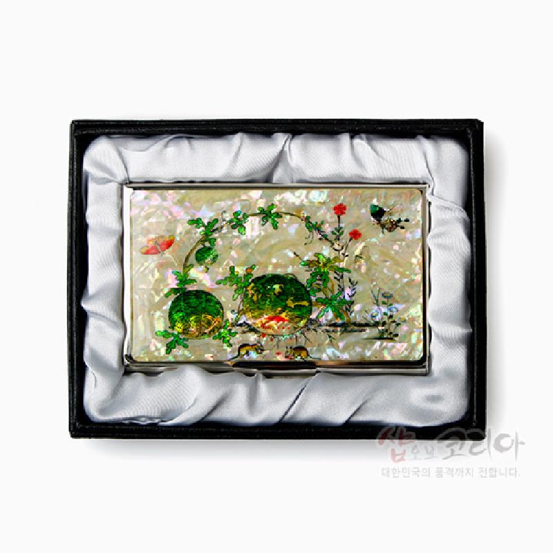 자개 상감 기법으로 표현한 초충도 수박과 꽃, 나비 문양이 돋보이는 금속 명함집.